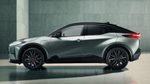 Toyota C-HR+ - с боковой стороны.