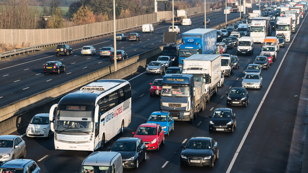 Очередь домой на Рождество: праздничный трафик станет худшим со времен Covid Motorway traffic