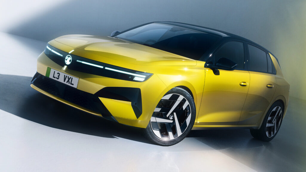 Vauxhall Astra получает новый элегантный внешний вид в рамках лифтинга 2026 года Vauxhall Astra facelift 2025 - front