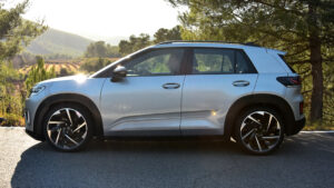 Volkswagen ID. Кросс-серийное производство автомобилей шпионские кадры сбоку.