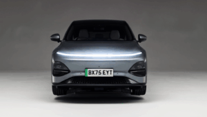 XPeng G6 - полная передняя часть.