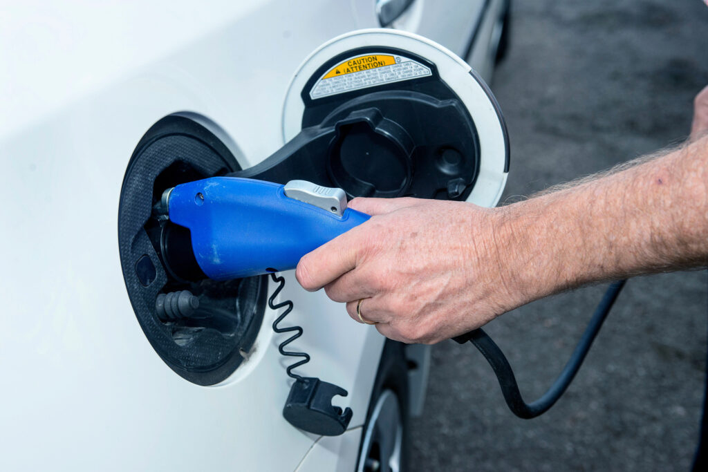 Водители электромобилей не избегают длительных поездок на Рождество, но дальность полета вызывает беспокойство Electric car charging