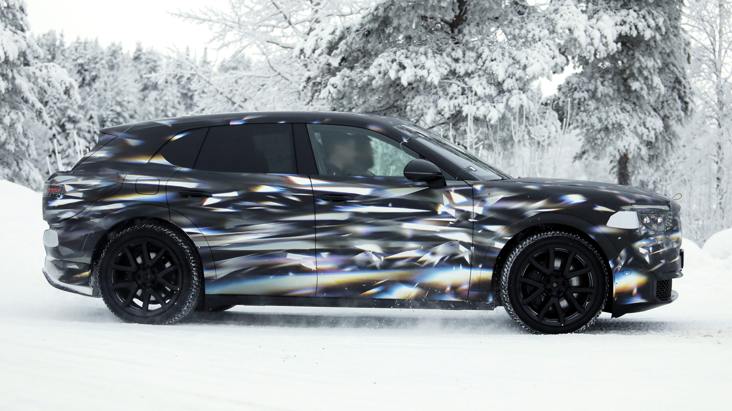 Bentley Urban SUV тестовый автомобиль - боковой.