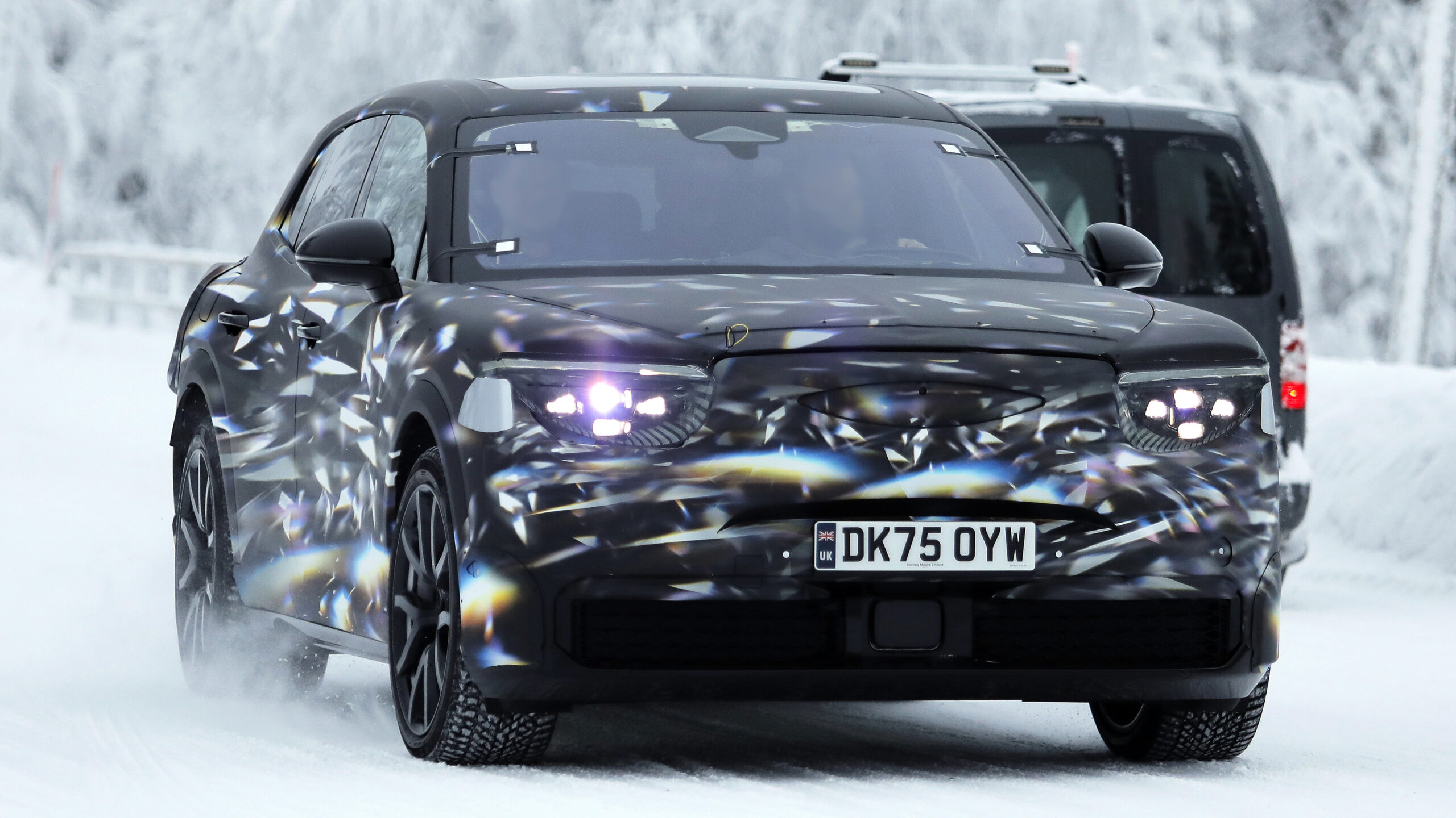 Bentley Urban SUV тестовый автомобиль - передний передний автомобиль.