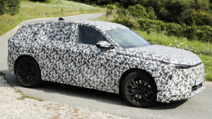 DS Automobiles No7 - спереди под углом.