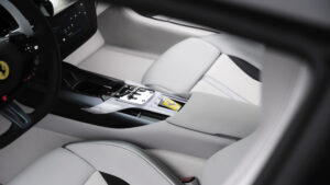 Ferrari 12Cilindri Tailor Made - интерьер и центральная консоль.