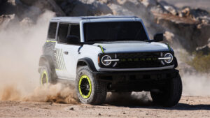 Ford Bronco RTR - повороты в пустыне.