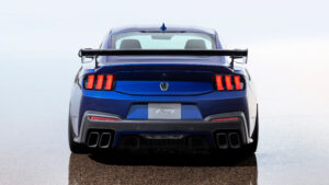 Ford Mustang Dark Horse SC - полная задняя часть.