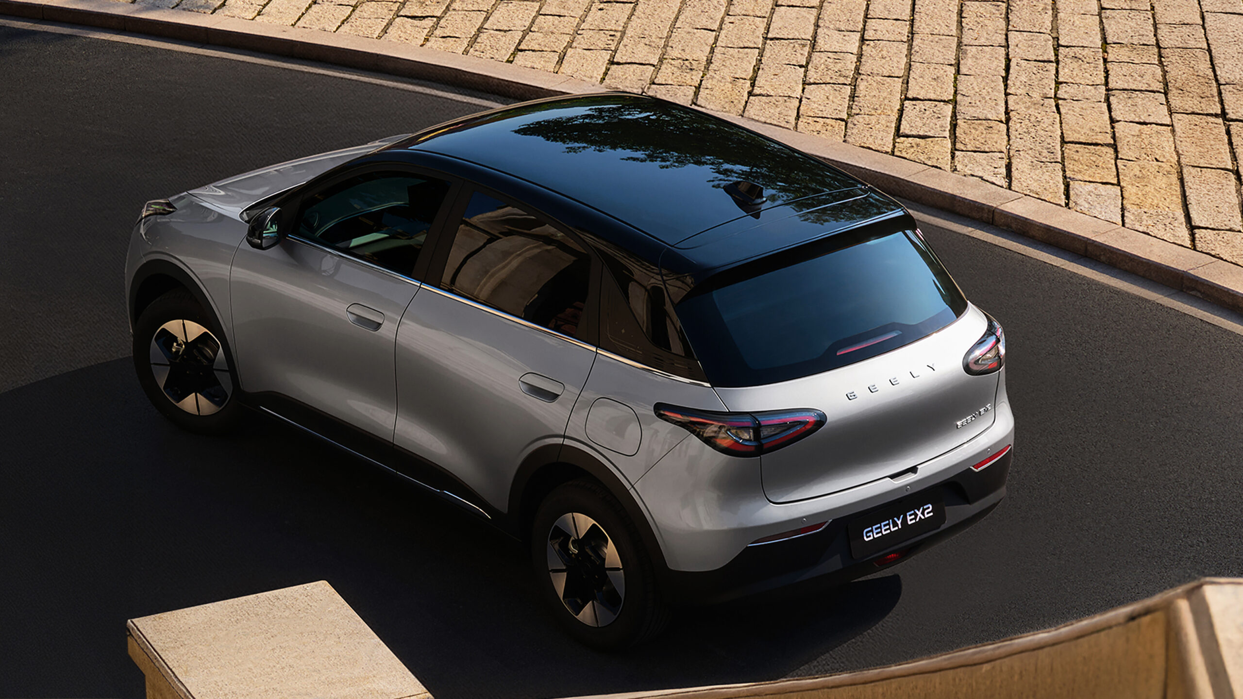 Geely EX2 - задняя часть над головой.