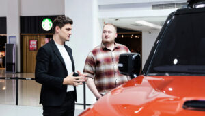 Репортер новостей Auto Express Эллис Хайд и Флавьен Дачет разговаривают, стоя рядом с Geely Galaxy Cruiser.