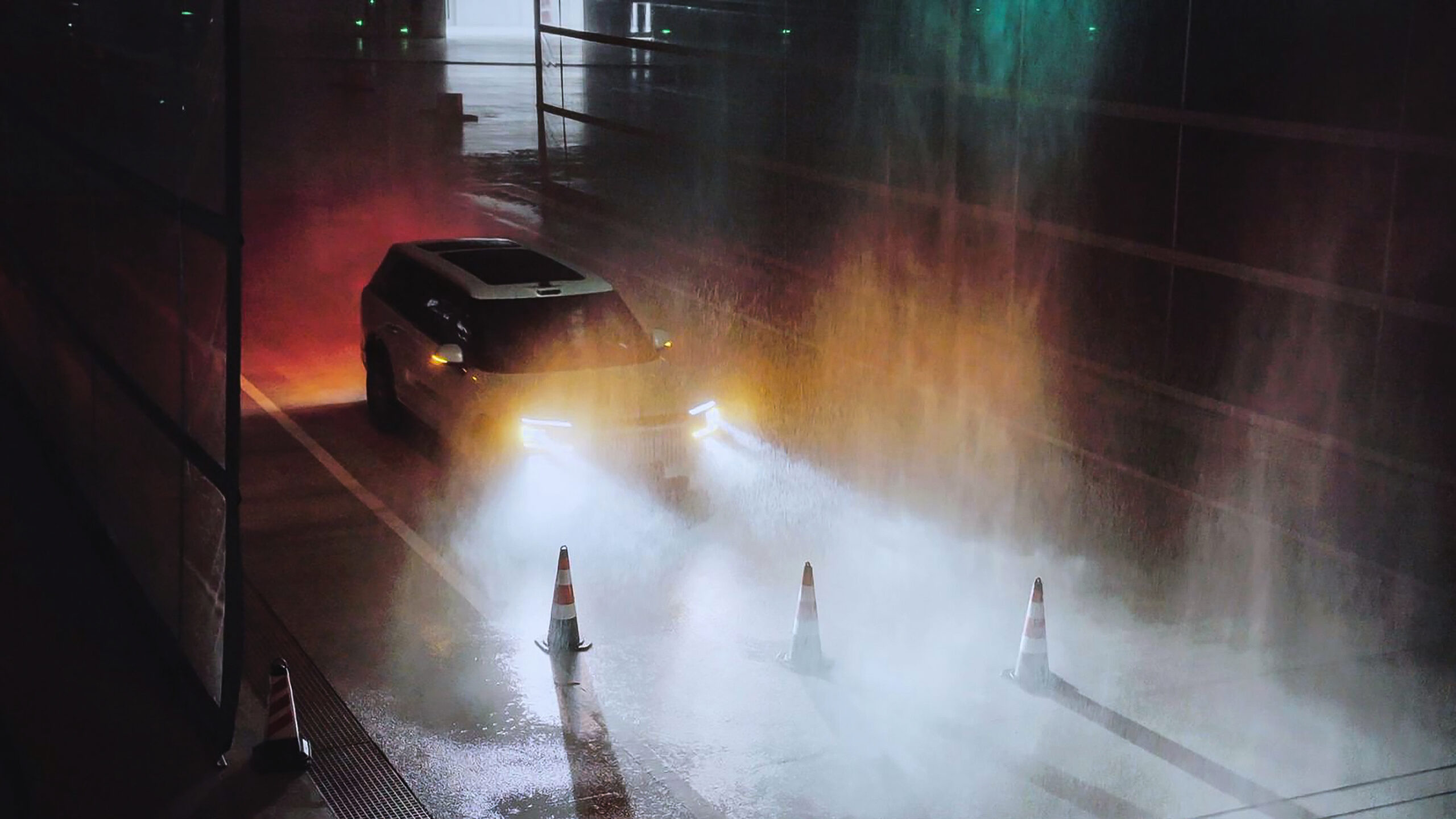 Центр испытаний безопасности Geely - симулятор мокрой погоды.