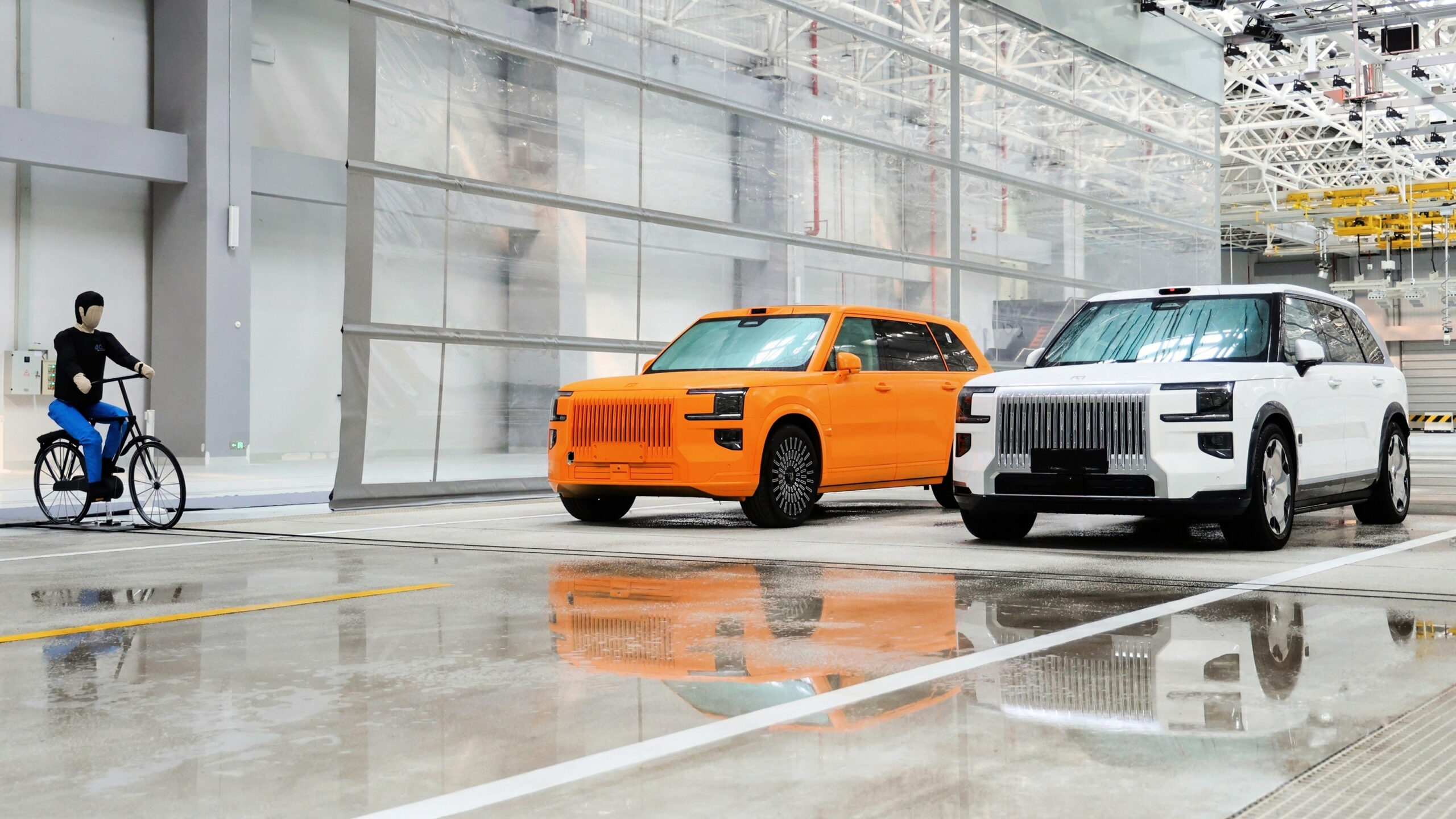 Центр испытаний безопасности Geely - велосипедный краш-тест.