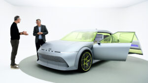 Пол Баркер с концепцией Hyundai Concept Three.