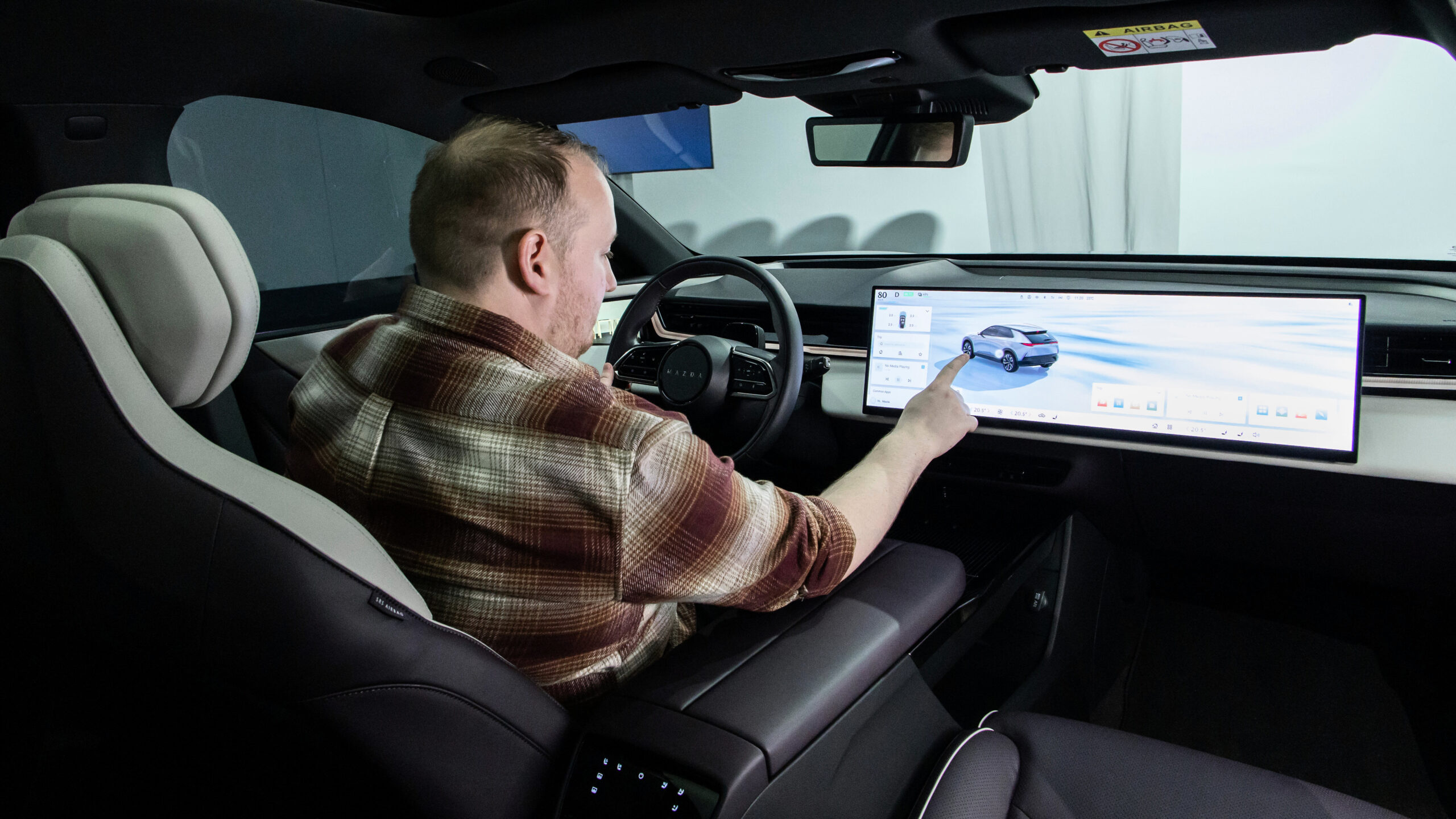 Эллис Хайд сидел в Mazda CX-6e.