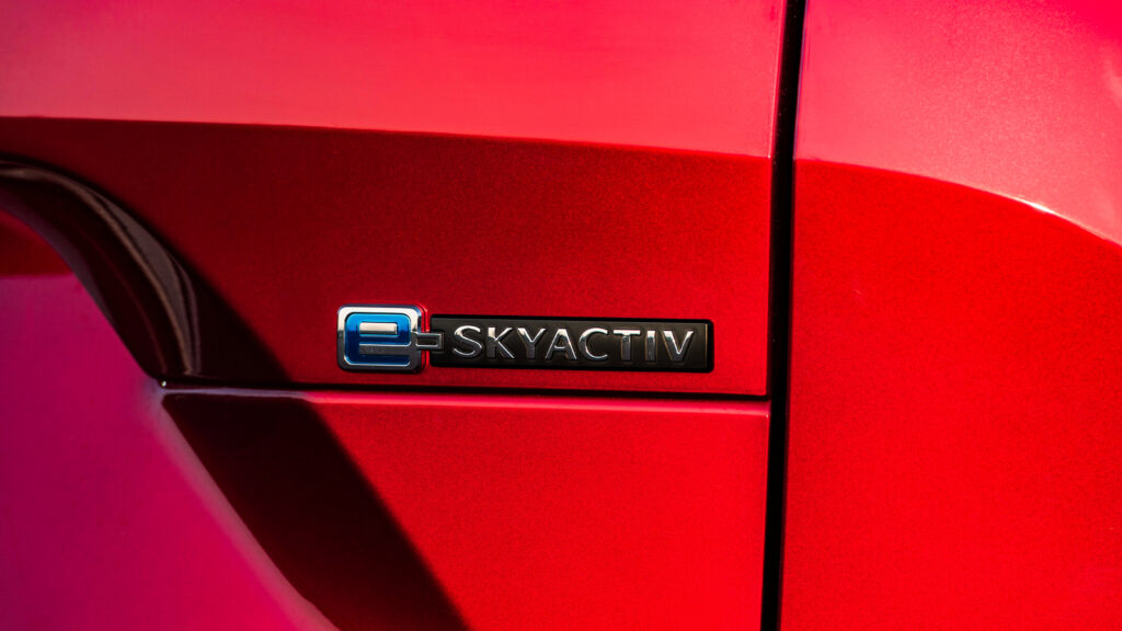 Новая порода электромобилей Mazda отложена как минимум до 2028 года Mazda E-SkyActiv badge