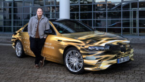 Эллис Хайд с Mercedes S-класса.