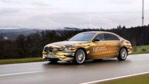 Мерседес S-класс - передний отслеживающий привод.