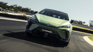 Новый MG4 - передняя поворотность.