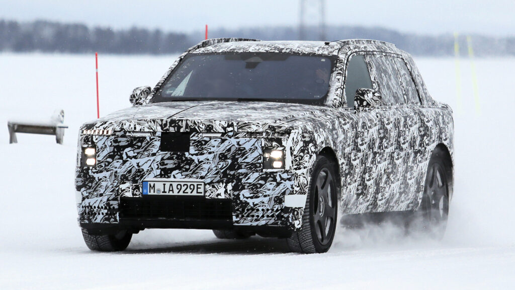 Rolls-Royce Electric SUV - winter testing, front tracking
