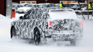 Электрический внедорожник Rolls-Royce Electric - зимние испытания, задняя часть.