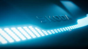 Новая Skoda - тизер с легким баром.