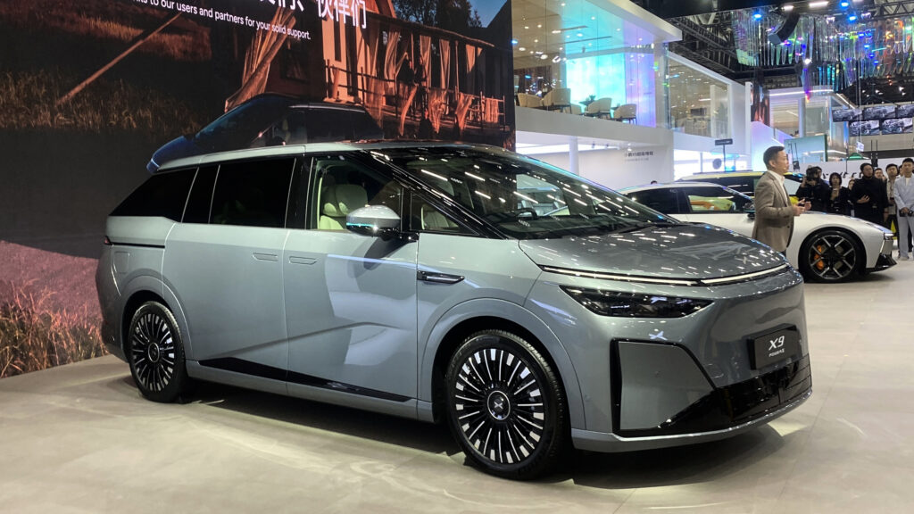 New XPeng X9 range-extender - front static