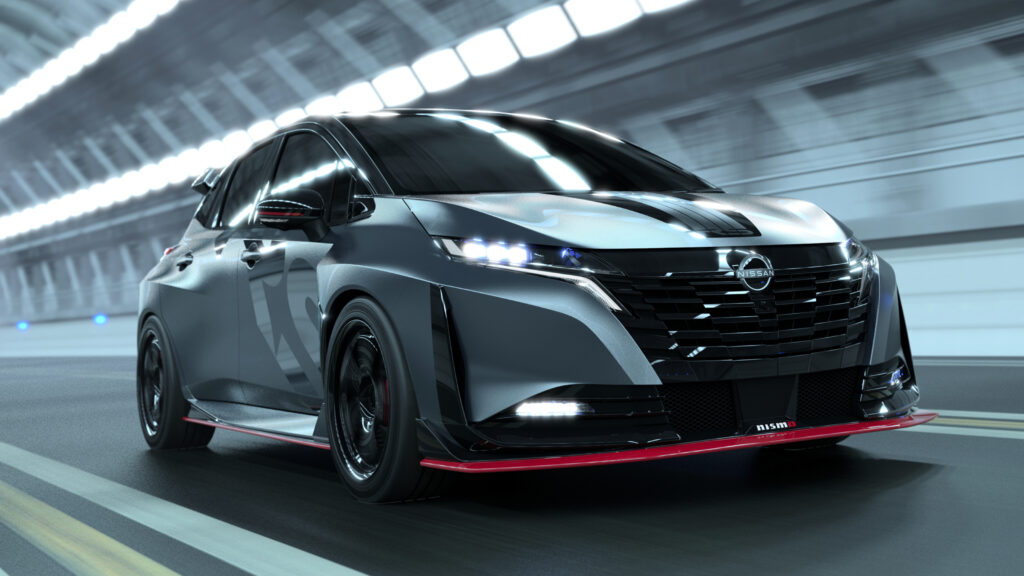 Nissan Aura Nismo RS Concept - dynamic front 3/4 in tunnel