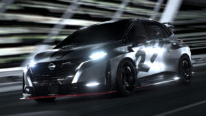 Nissan Aura Nismo RS Concept - динамический передний 3/4 на мостике.