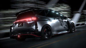 Nissan Aura Nismo RS Concept - динамическая задняя часть 3/4 на мостике.