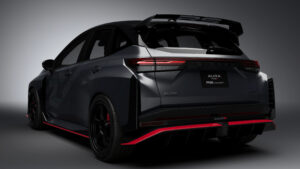 Nissan Aura Nismo RS Concept - задняя часть студия 3/4
