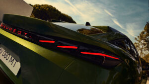 Peugeot E-408 с подтяжкой лица - задняя деталь.