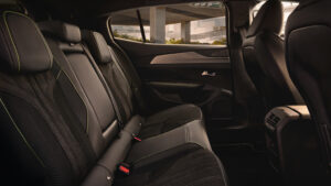 Peugeot E-408 facelift - задние сиденья