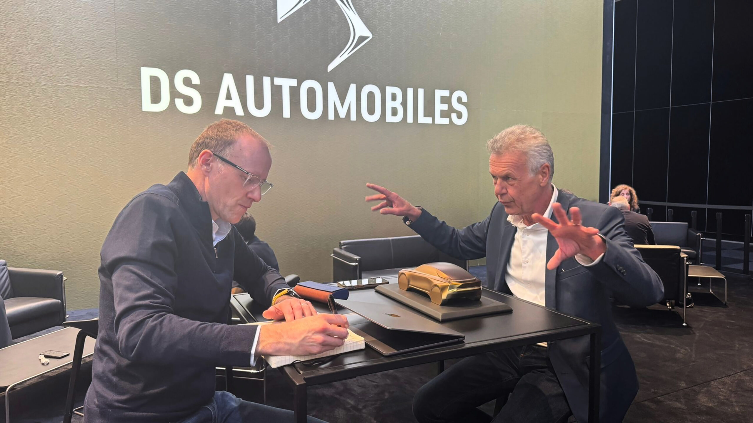 Фил Макнамара разговаривает с руководителем дизайна DS Тьерри Метрозом.