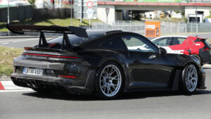 Porsche 911 GT3 RS Facelift - задняя часть под углом.