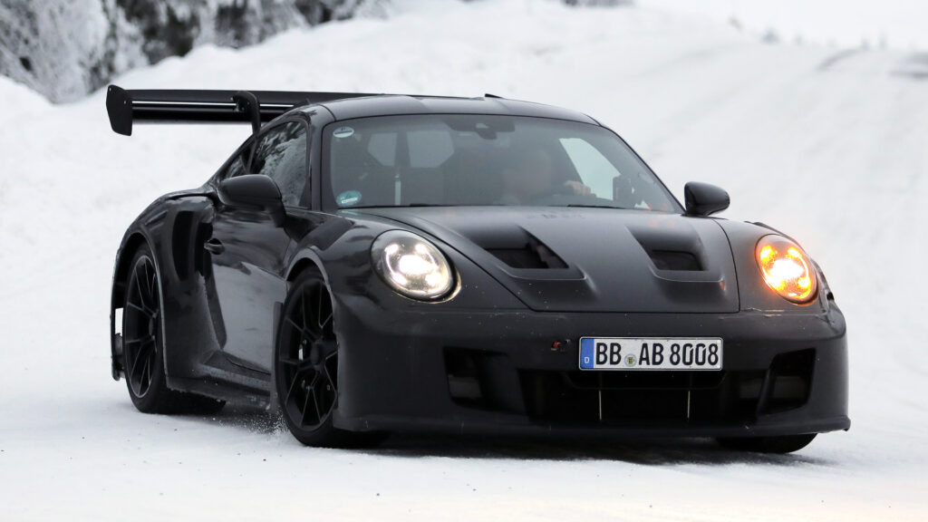Новый Porsche 911 GT3 RS с лицевой подтяжкой замечен на боковом ходу в снегу Porsche 911 GT3 RS - front 3/4