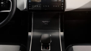 Range Rover Velar Belgravia - центральная консоль.