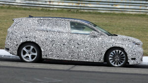 Skoda Vision 7S - семиместный электромобиль с динамическим боковым профилем.