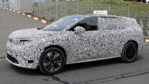 Skoda Vision 7S семиместный электромобиль - статический передний угол наклона.