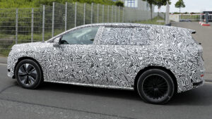 Skoda Vision 7S семиместный электромобиль - статическая задняя часть под углом.