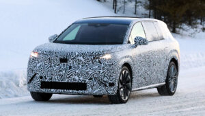 Skoda's семиместный электрический внедорожник - переднее отслеживание.