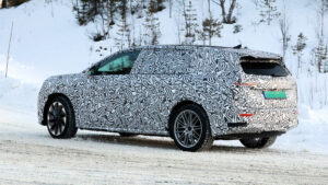 Семиместный электрический внедорожник Skoda - задние повороты в поворотах.