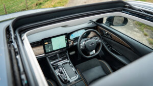 Skywell BE11 - интерьер через солнечную крышу.