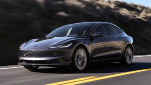 Tesla Model 3 Standard - спереди серый цвет.