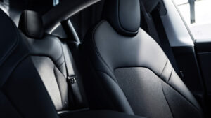 Тесла Модель 3 Стандарт - сиденья.