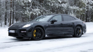 Обновленный Porsche Panamera - передний угол под углом.