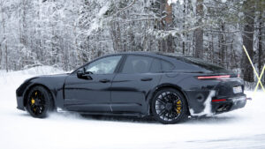 Обновленный Porsche Panamera - задняя часть под углом.