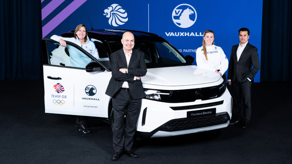 Vauxhall будет продвигать «британство» в битве против китайцев, с помощью команды Team GB Team GB and Vauxhall representatives stood around a Vauxhall Frontera Electric