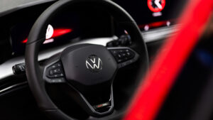 Volkswagen Golf GTI Edition 50 - с приборной панелью.