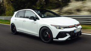 Volkswagen Golf GTI Edition 50 - передний угол белого цвета.