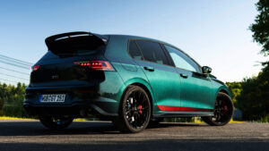 Volkswagen Golf GTI Edition 50 - задний 3/4 зеленый цвет